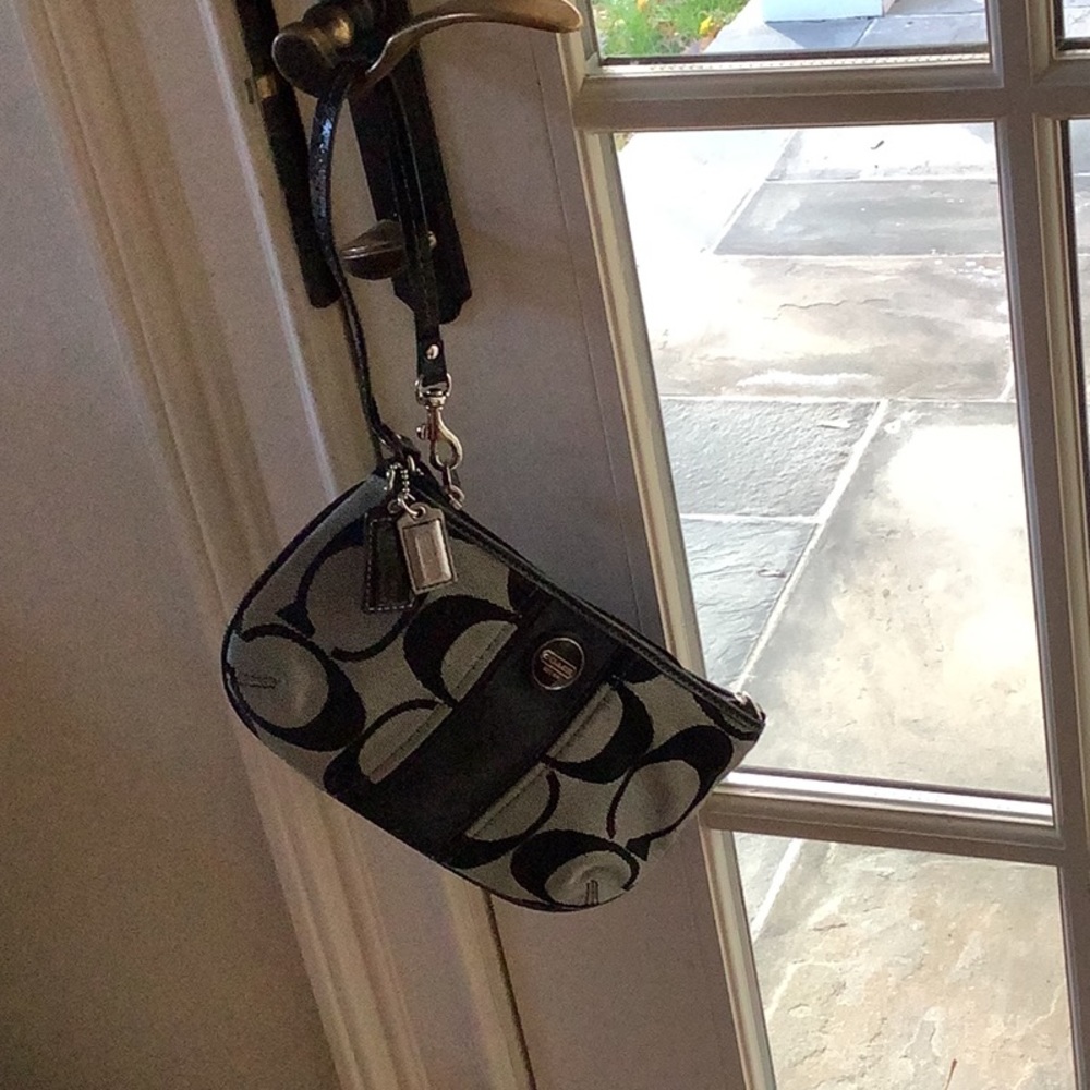 Coach black/gray wristlet. Logo printed. Zipper. Inside 8 credit card slots